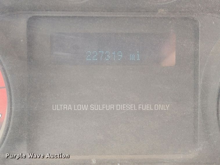 image for item JW9665 2013 Ford  F350 Super Duty  Crew Cab flatbed pickup truck