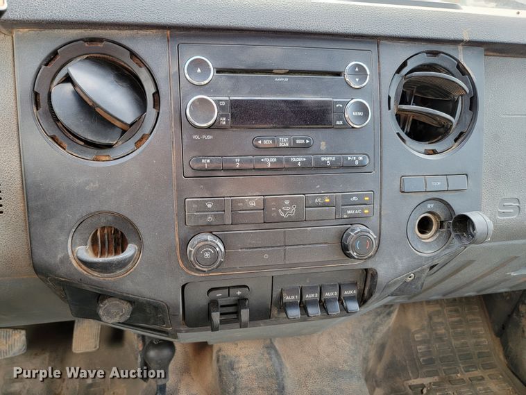 image for item JW9665 2013 Ford  F350 Super Duty  Crew Cab flatbed pickup truck