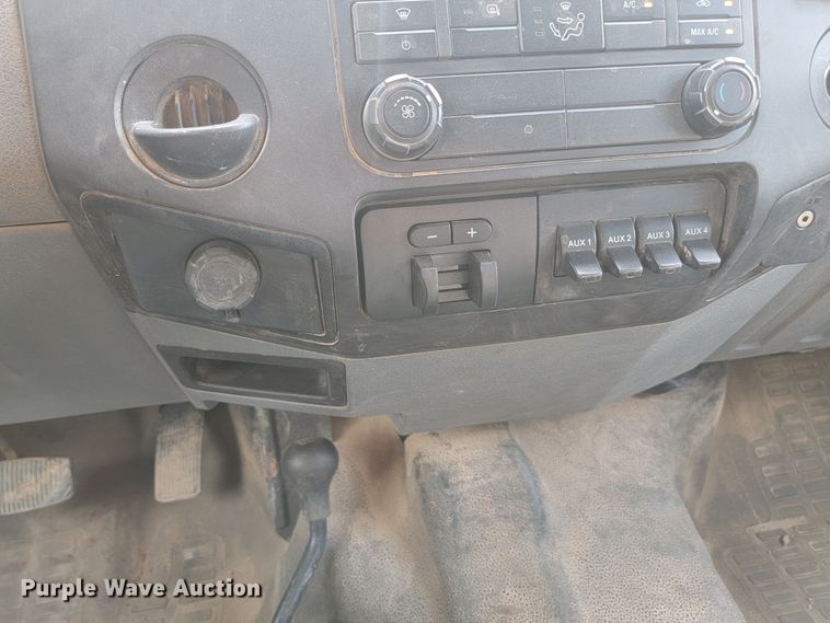 image for item JW9665 2013 Ford  F350 Super Duty  Crew Cab flatbed pickup truck