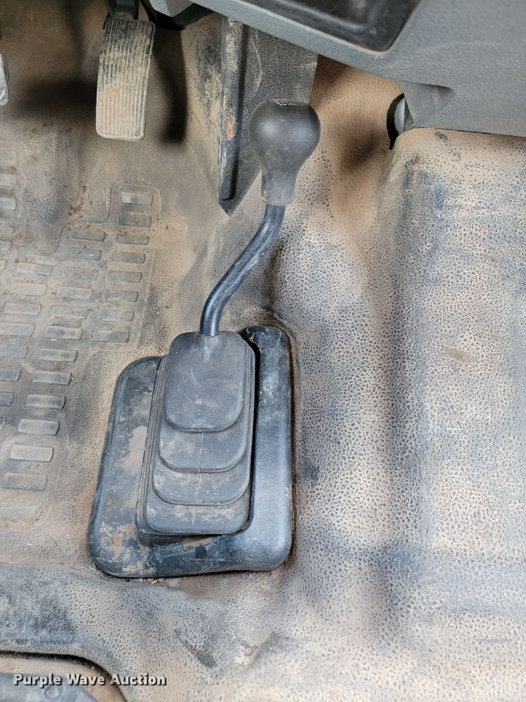 image for item JW9665 2013 Ford  F350 Super Duty  Crew Cab flatbed pickup truck