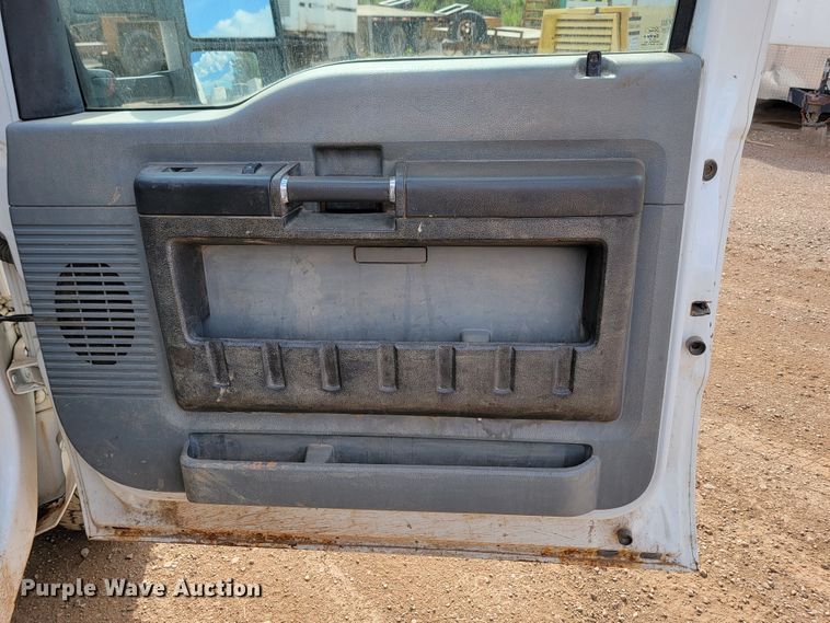 image for item JW9665 2013 Ford  F350 Super Duty  Crew Cab flatbed pickup truck