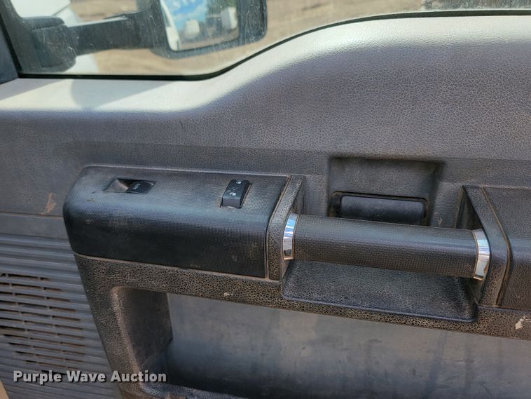 image for item JW9665 2013 Ford  F350 Super Duty  Crew Cab flatbed pickup truck