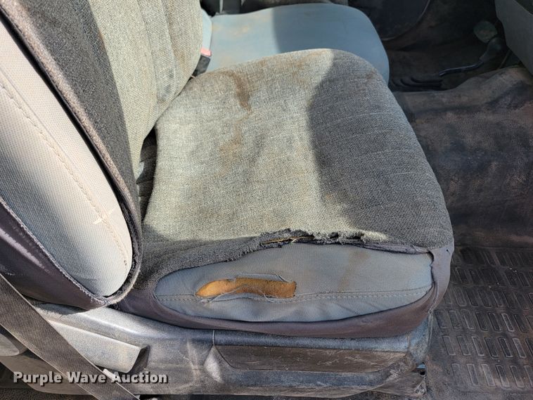 image for item JW9665 2013 Ford  F350 Super Duty  Crew Cab flatbed pickup truck