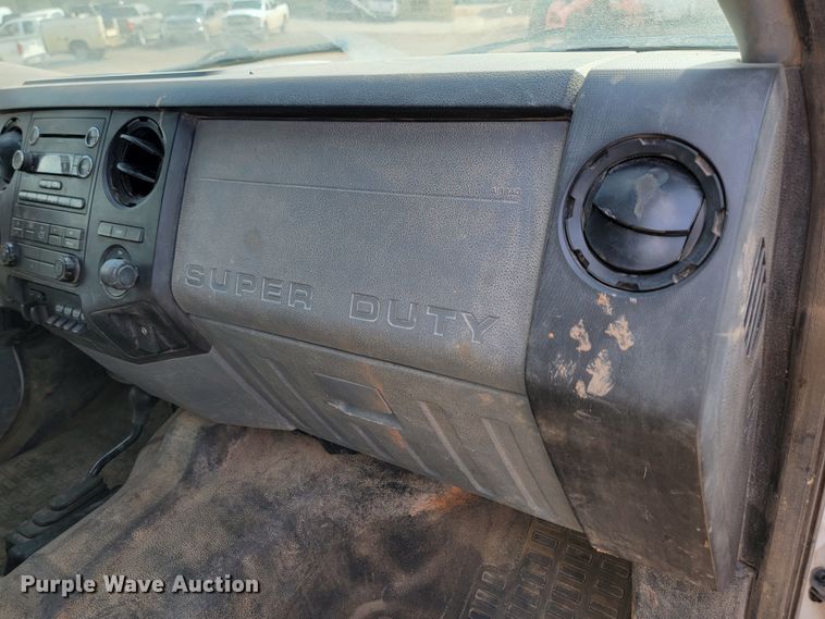 image for item JW9665 2013 Ford  F350 Super Duty  Crew Cab flatbed pickup truck