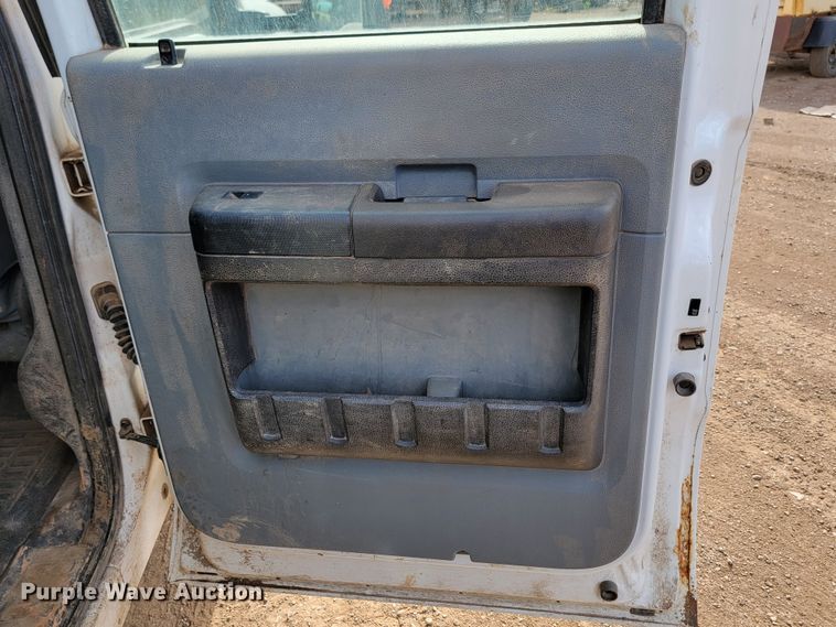 image for item JW9665 2013 Ford  F350 Super Duty  Crew Cab flatbed pickup truck