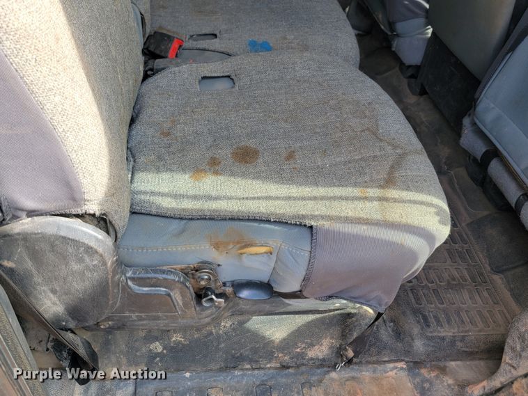 image for item JW9665 2013 Ford  F350 Super Duty  Crew Cab flatbed pickup truck