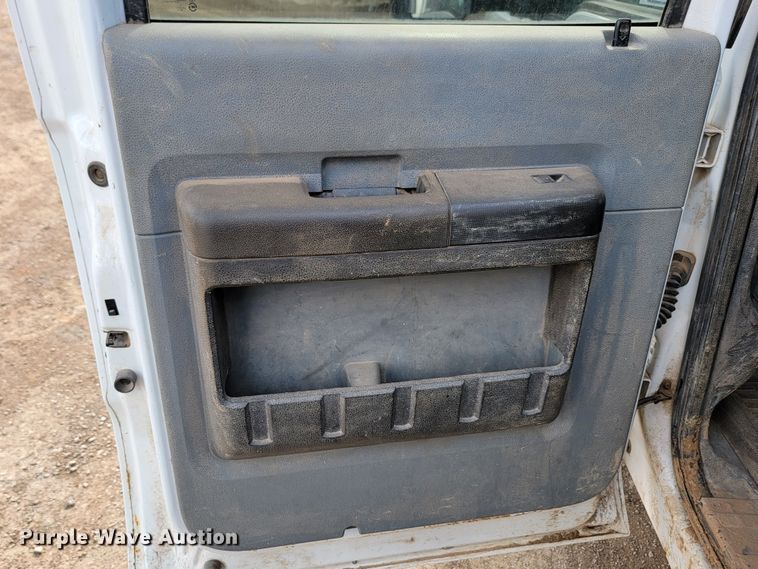 image for item JW9665 2013 Ford  F350 Super Duty  Crew Cab flatbed pickup truck