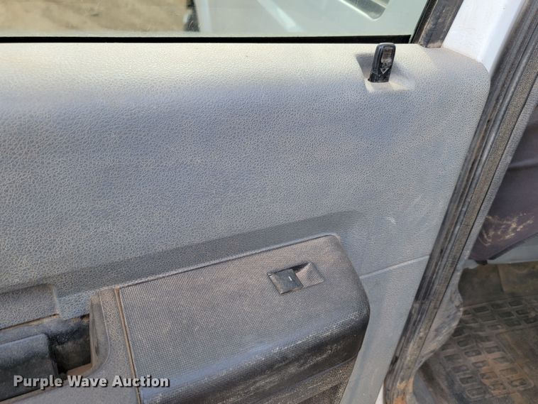 image for item JW9665 2013 Ford  F350 Super Duty  Crew Cab flatbed pickup truck