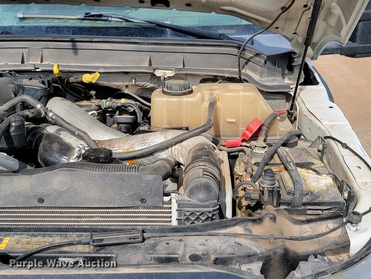 image for item JW9665 2013 Ford  F350 Super Duty  Crew Cab flatbed pickup truck