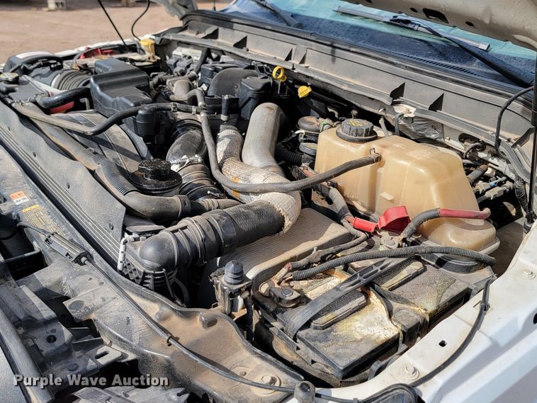 image for item JW9665 2013 Ford  F350 Super Duty  Crew Cab flatbed pickup truck