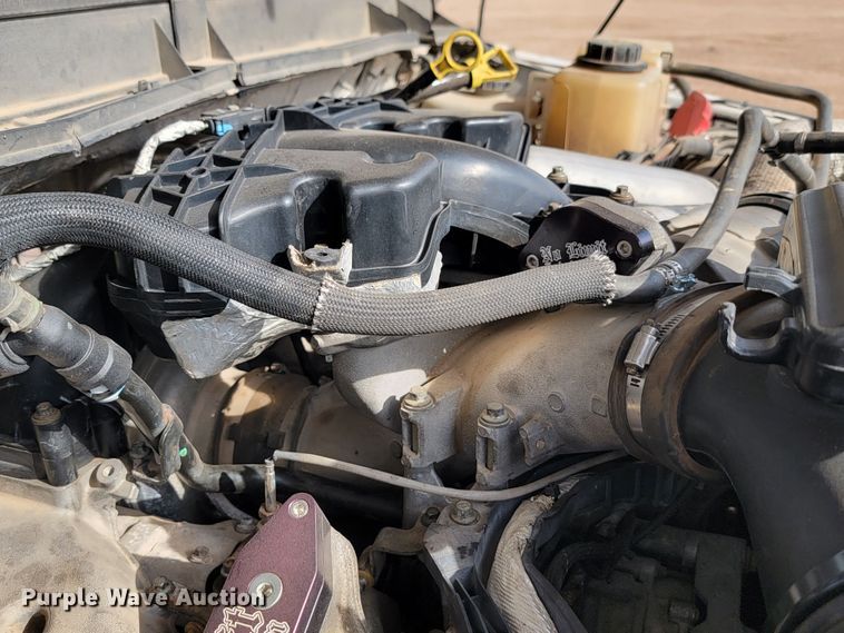 image for item JW9665 2013 Ford  F350 Super Duty  Crew Cab flatbed pickup truck