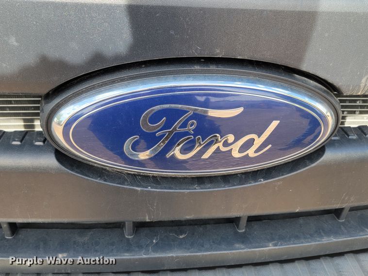 image for item JW9665 2013 Ford  F350 Super Duty  Crew Cab flatbed pickup truck