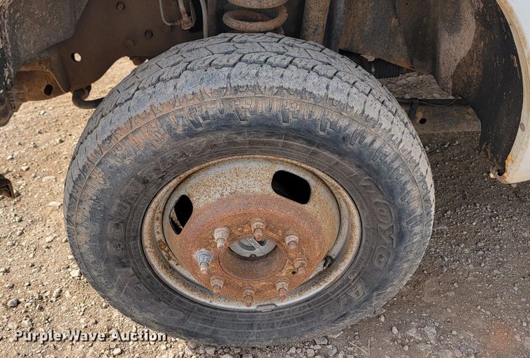 image for item JW9665 2013 Ford  F350 Super Duty  Crew Cab flatbed pickup truck