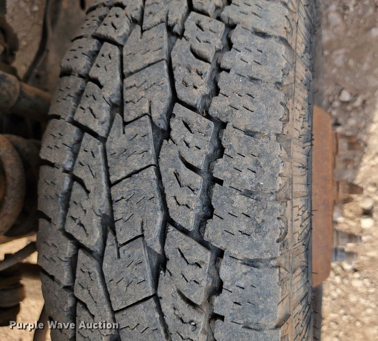 image for item JW9665 2013 Ford  F350 Super Duty  Crew Cab flatbed pickup truck