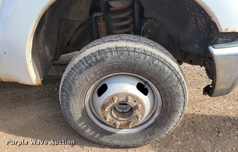 image for item JW9665 2013 Ford  F350 Super Duty  Crew Cab flatbed pickup truck