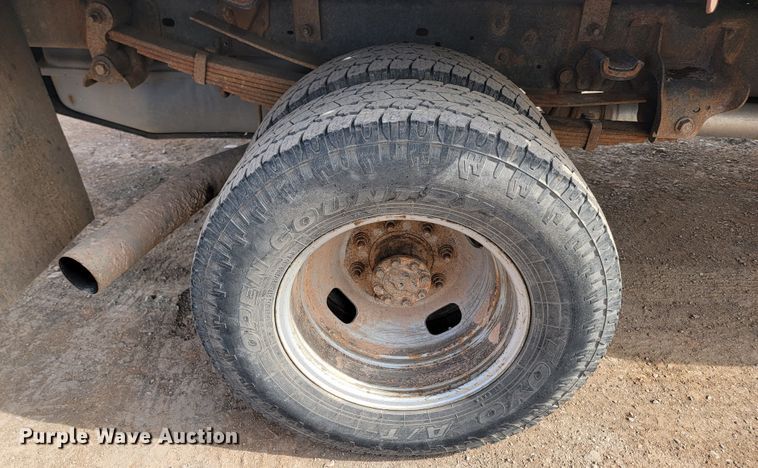 image for item JW9665 2013 Ford  F350 Super Duty  Crew Cab flatbed pickup truck