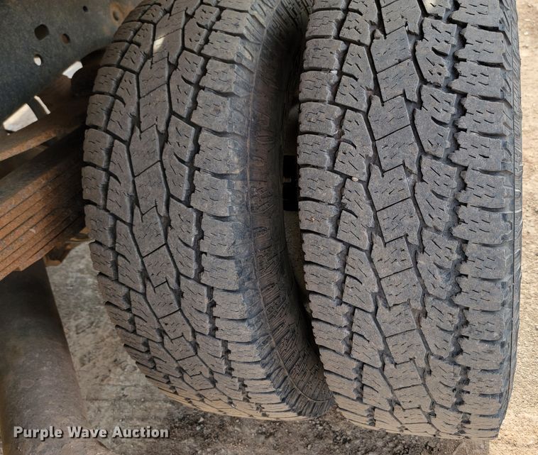 image for item JW9665 2013 Ford  F350 Super Duty  Crew Cab flatbed pickup truck