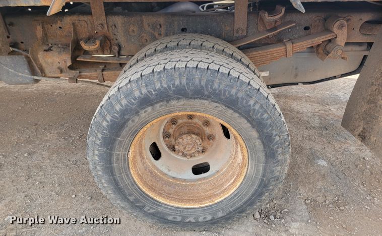 image for item JW9665 2013 Ford  F350 Super Duty  Crew Cab flatbed pickup truck