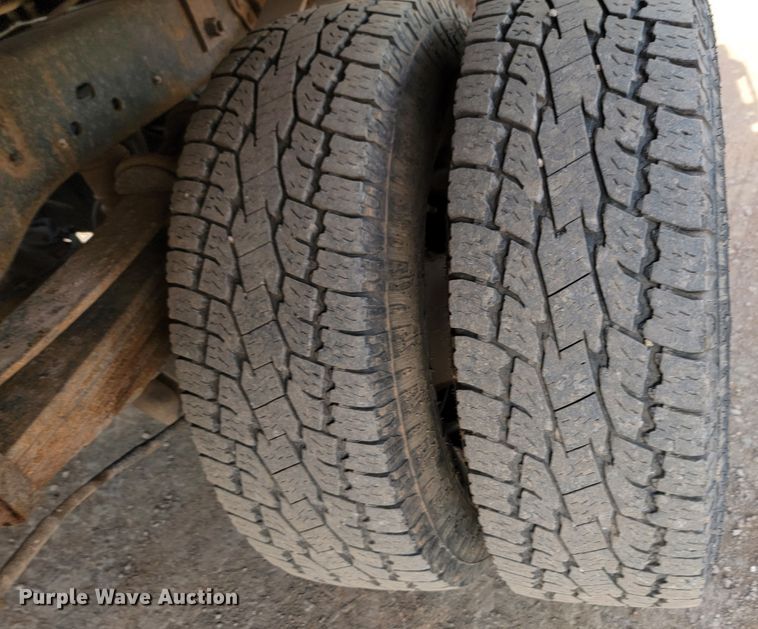 image for item JW9665 2013 Ford  F350 Super Duty  Crew Cab flatbed pickup truck