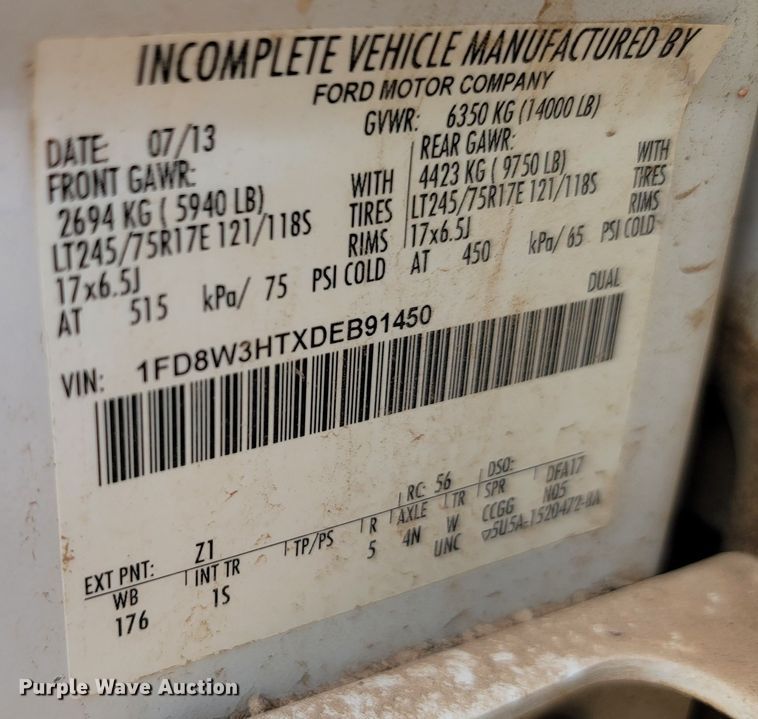 image for item JW9665 2013 Ford  F350 Super Duty  Crew Cab flatbed pickup truck