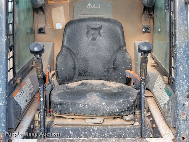 image for item JW9667 2001 Bobcat S175  skid steer loader