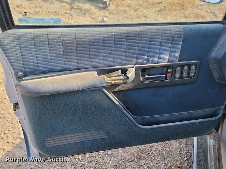 image for item JW9672 1992 GMC Sierra 3500  pickup truck