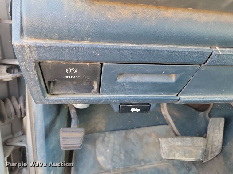 image for item JW9672 1992 GMC Sierra 3500  pickup truck