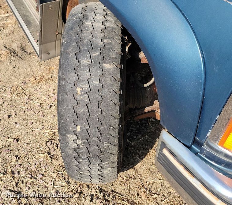 image for item JW9672 1992 GMC Sierra 3500  pickup truck