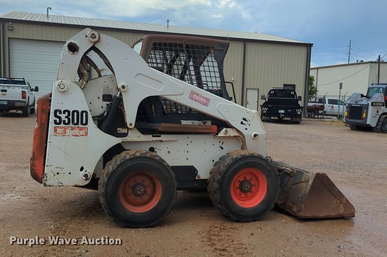 image for item KB9376 2010 Bobcat S300 skid steer loader