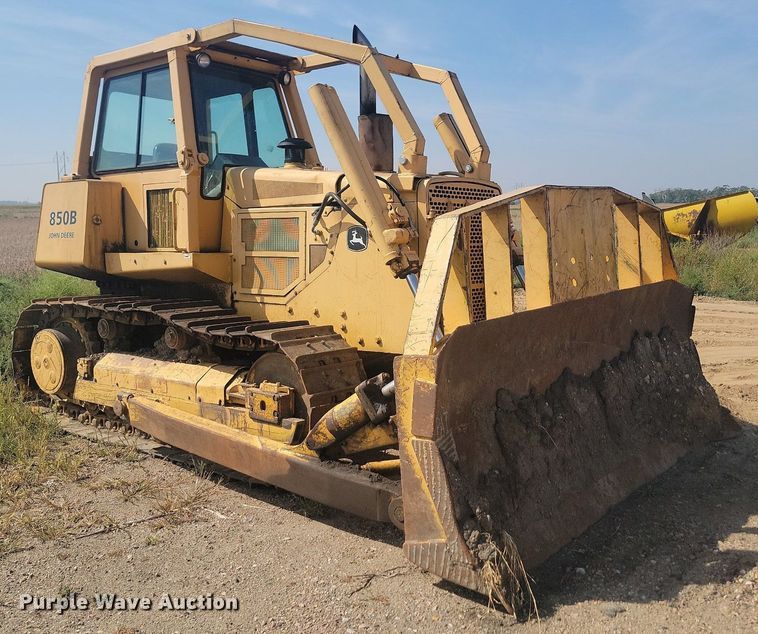image for item KS9133 1990 John Deere 850B  dozer
