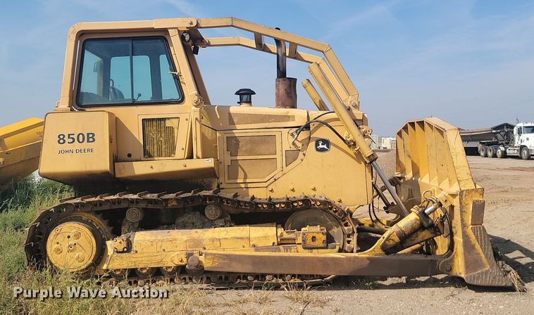 image for item KS9133 1990 John Deere 850B  dozer