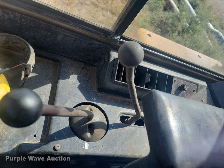 image for item KS9133 1990 John Deere 850B  dozer