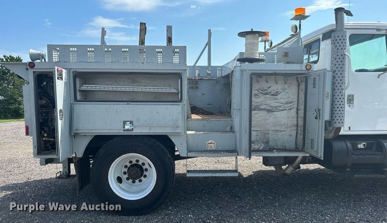 image for item KW9097 2001 International 4700  reel truck