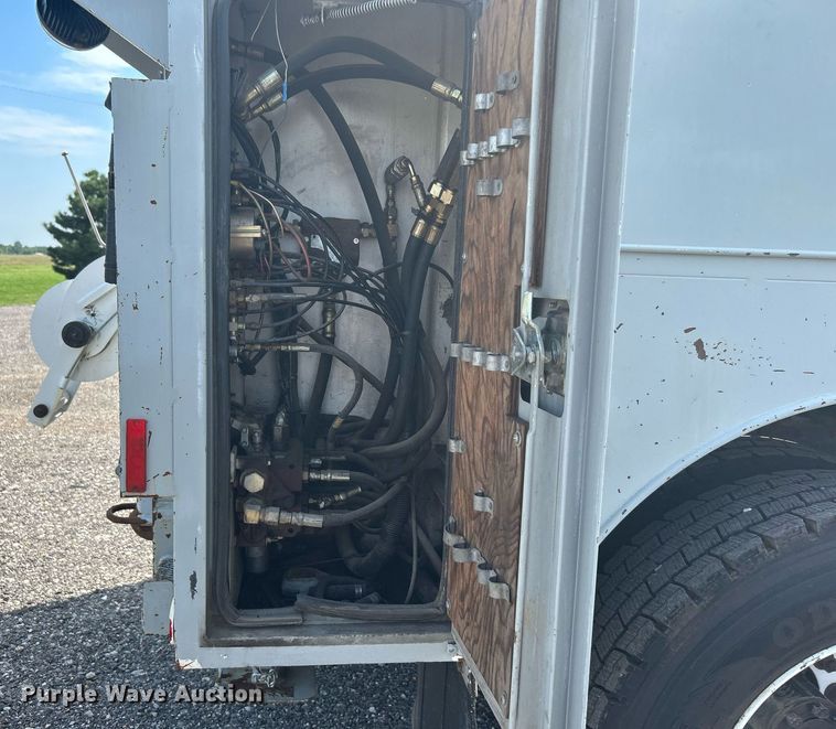 image for item KW9097 2001 International 4700  reel truck