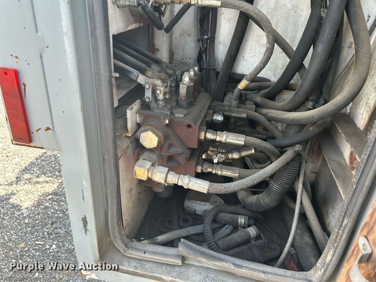 image for item KW9097 2001 International 4700  reel truck