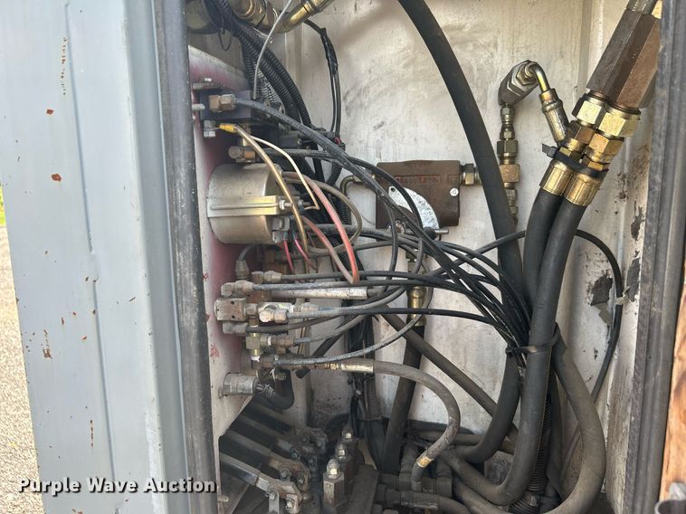 image for item KW9097 2001 International 4700  reel truck