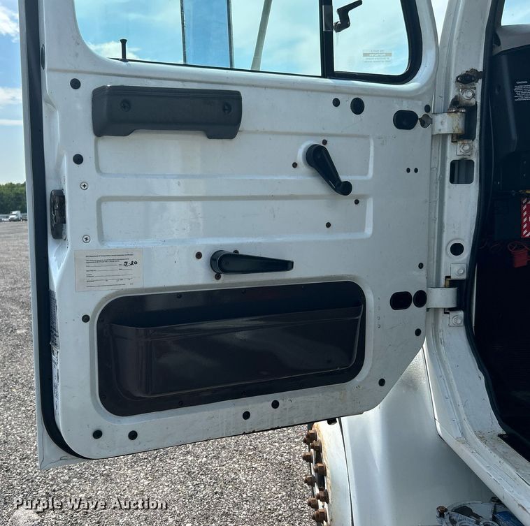 image for item KW9097 2001 International 4700  reel truck