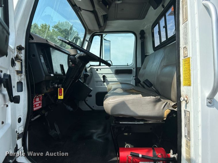 image for item KW9097 2001 International 4700  reel truck