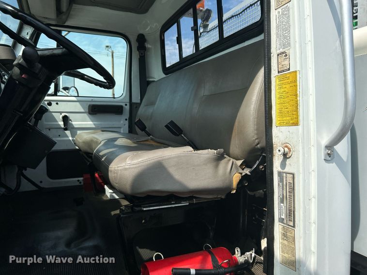 image for item KW9097 2001 International 4700  reel truck