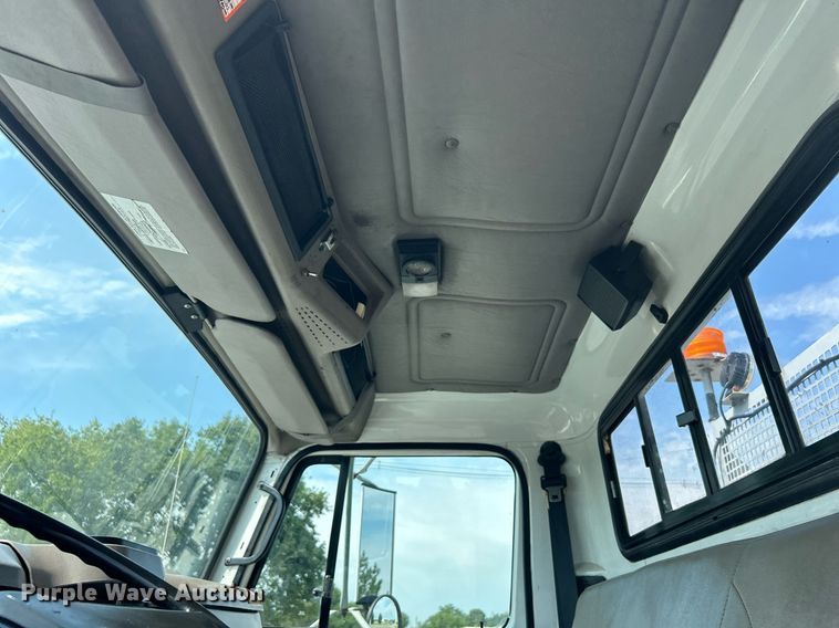 image for item KW9097 2001 International 4700  reel truck