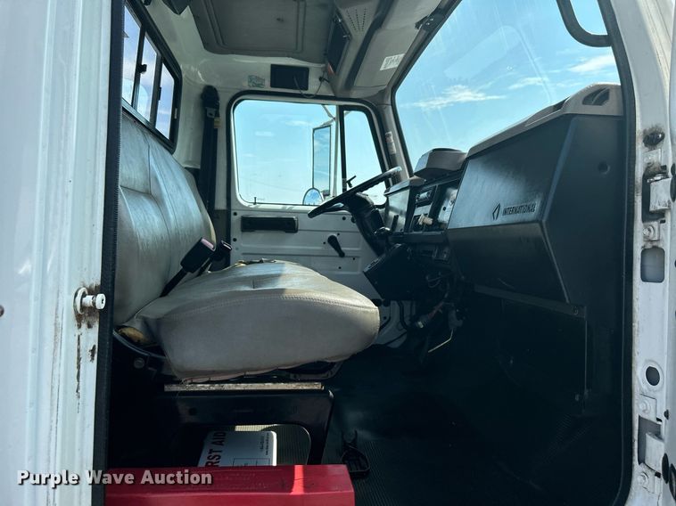 image for item KW9097 2001 International 4700  reel truck