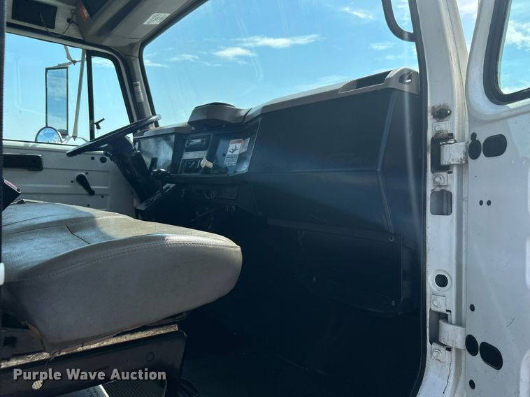 image for item KW9097 2001 International 4700  reel truck