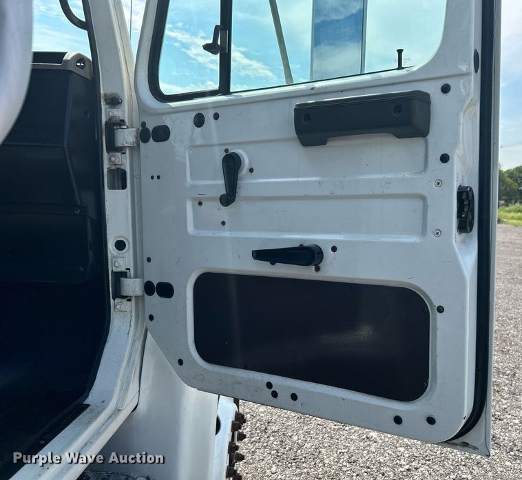 image for item KW9097 2001 International 4700  reel truck