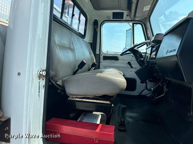 image for item KW9097 2001 International 4700  reel truck