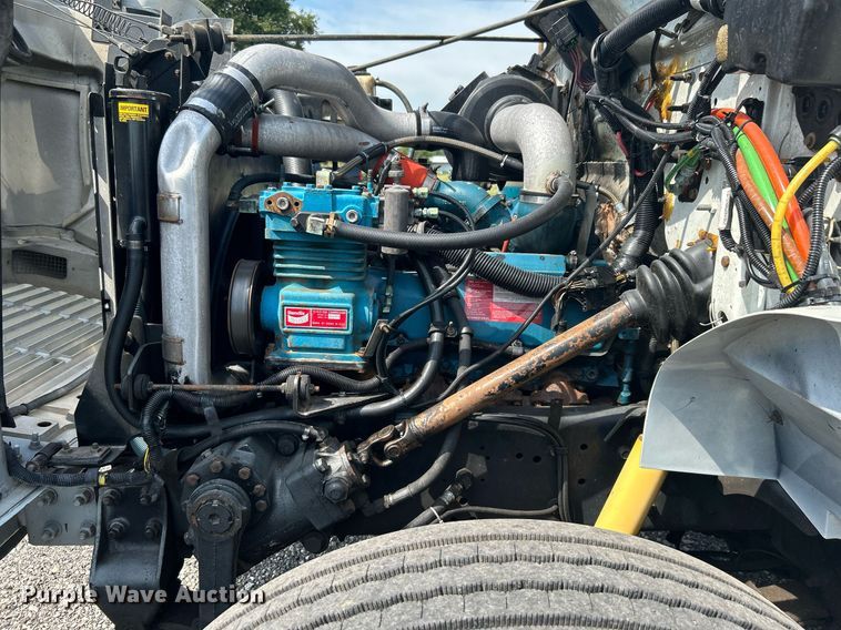 image for item KW9097 2001 International 4700  reel truck