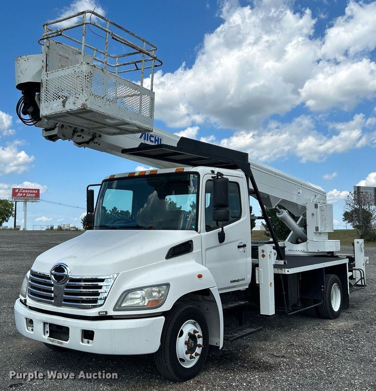 image for item KW9224 2010 Hino 238  bucket truck