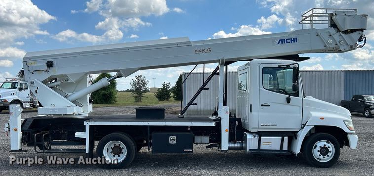 image for item KW9224 2010 Hino 238  bucket truck