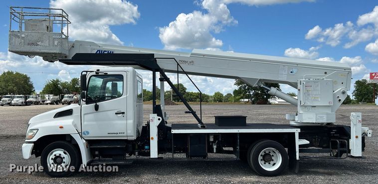 image for item KW9224 2010 Hino 238  bucket truck