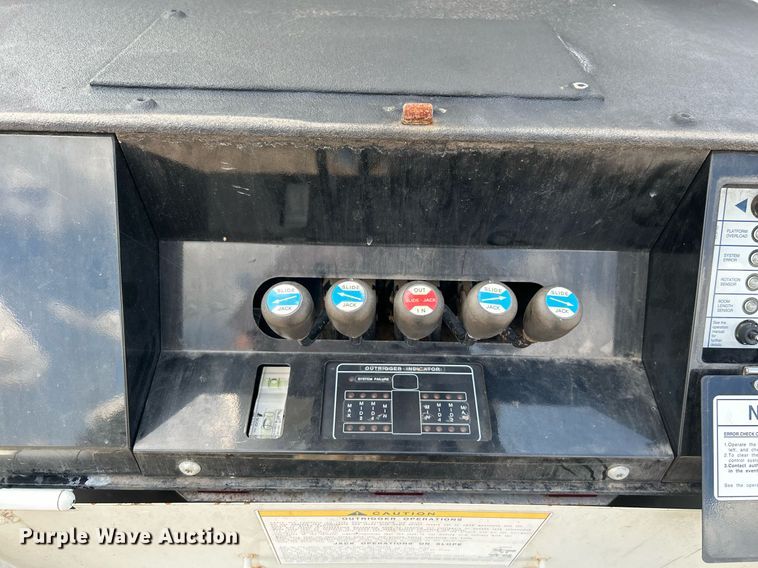 image for item KW9224 2010 Hino 238  bucket truck