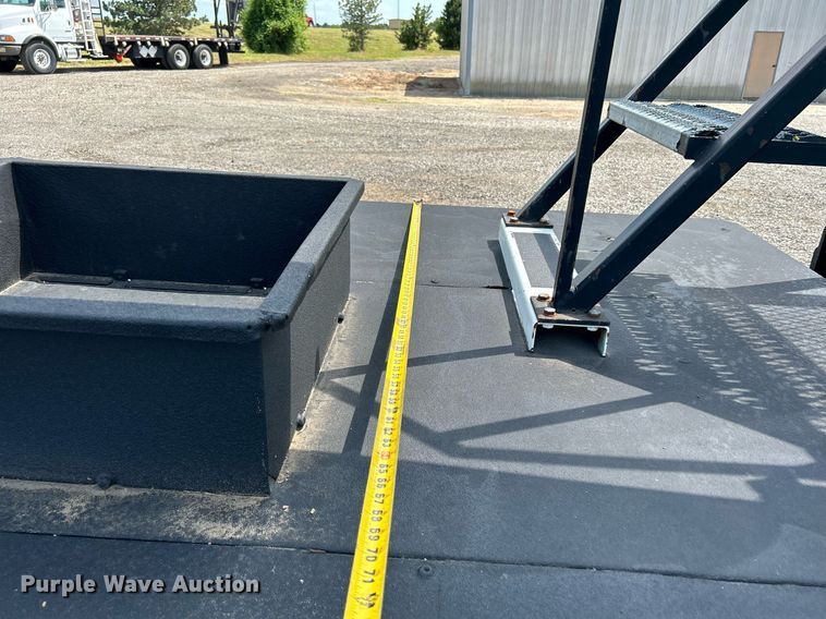 image for item KW9224 2010 Hino 238  bucket truck